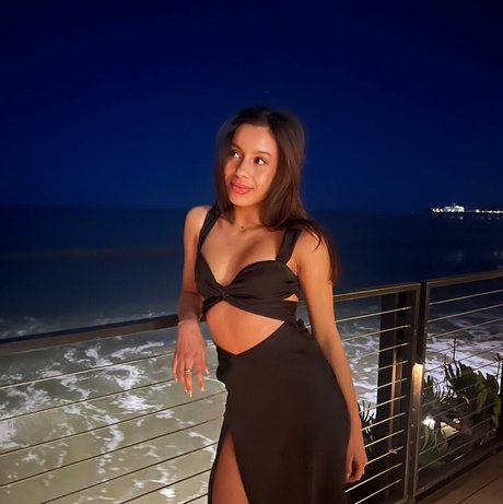 Izabella Alvarez top sexy bild