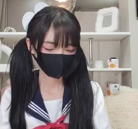 Luvuhiki model nackten foto