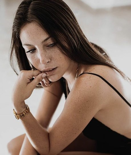 Agam Azulay sexy top galerie