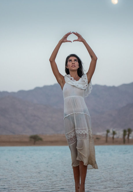 Hodaya Atia sexy top bild