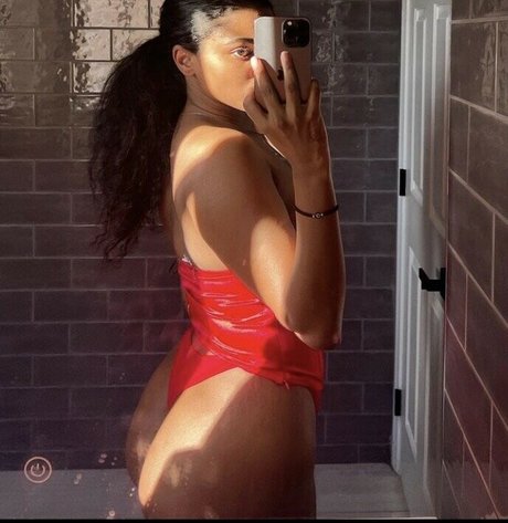 MzKora model pornographische foto