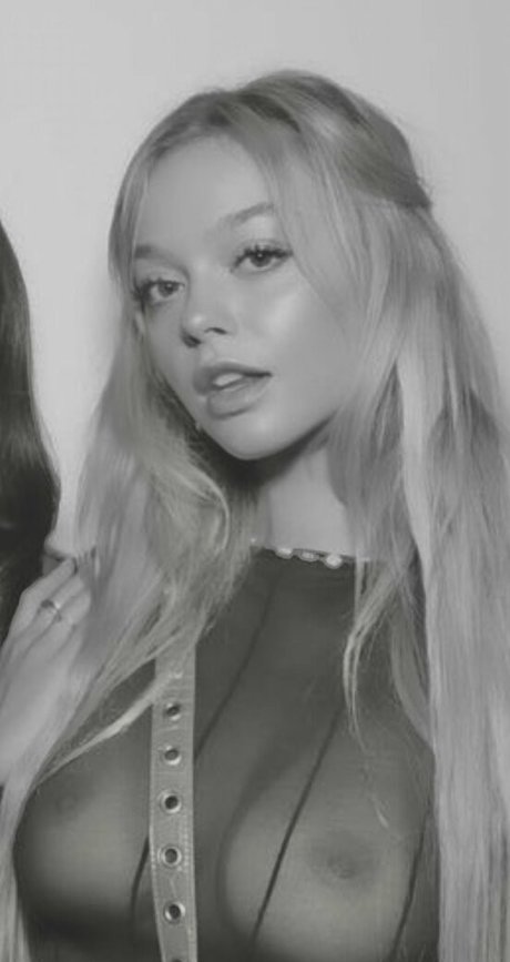 Julia Rilynn Greenhalgh kunst sexy bild