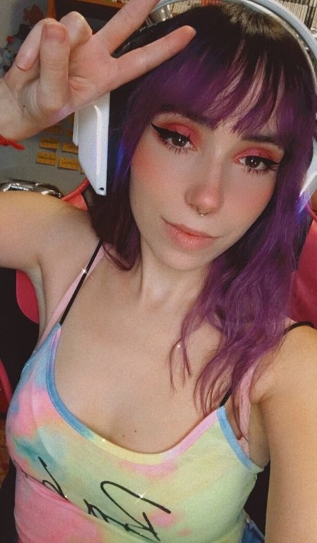 elyshuri nackt exklusive archiv