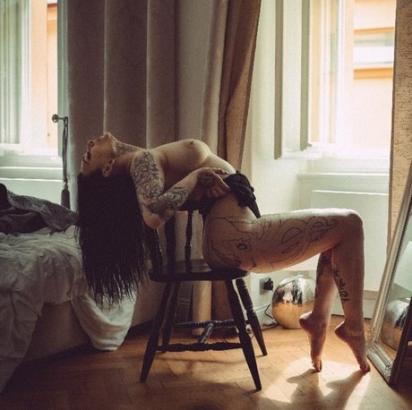 Mia Sayuri model sexy bild