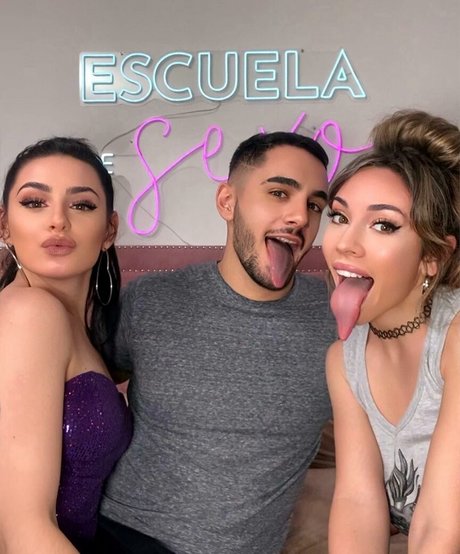 Long Tongue Fetish model kunst bilder