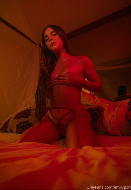 Emily Gori perfekte akt bild