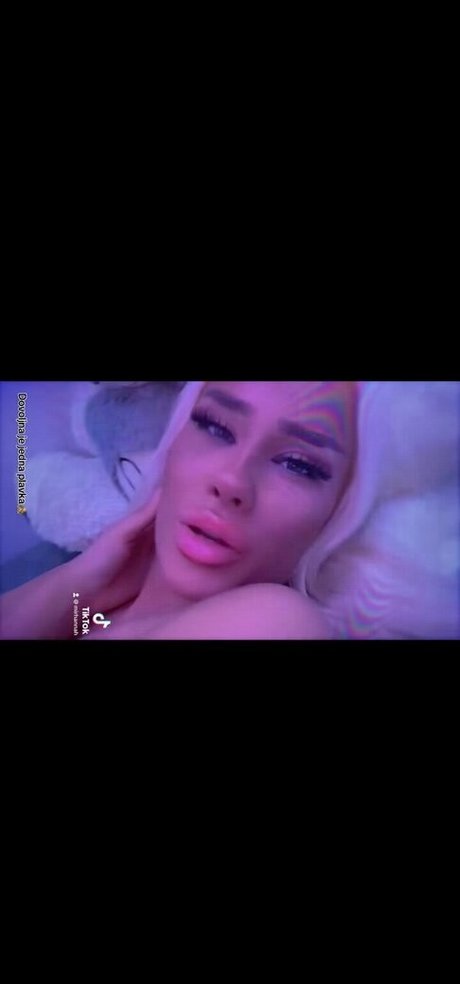 Viki Mitrovic nacktheit kunst galerie