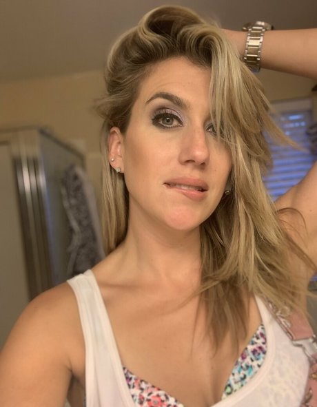 badasstxmama model nackten bild