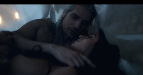 Anya Chalotra top akt galerien