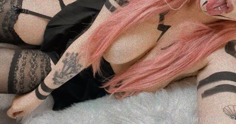 hornypeach23 model nackten bild