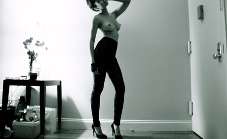 Laura Harrier nackt kunst galerie