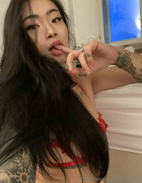 asianiina schauspielerin kostenlose archiv