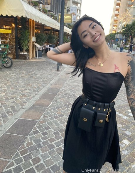 asianiina model erotische galerie