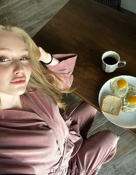 cutie kira schöne akt archiv