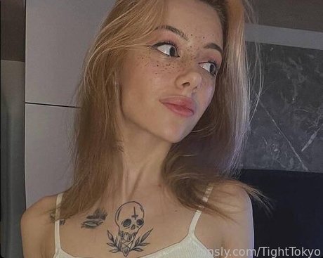 Tight Tokyo model akt fotos