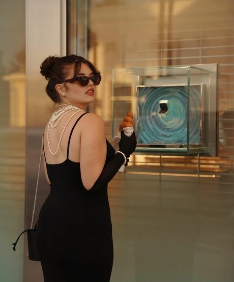 Alondra Larson sexy erotische archiv