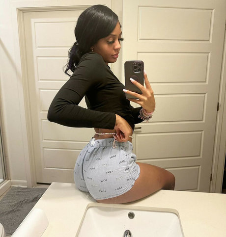 Mynames tt exklusive nackte bild