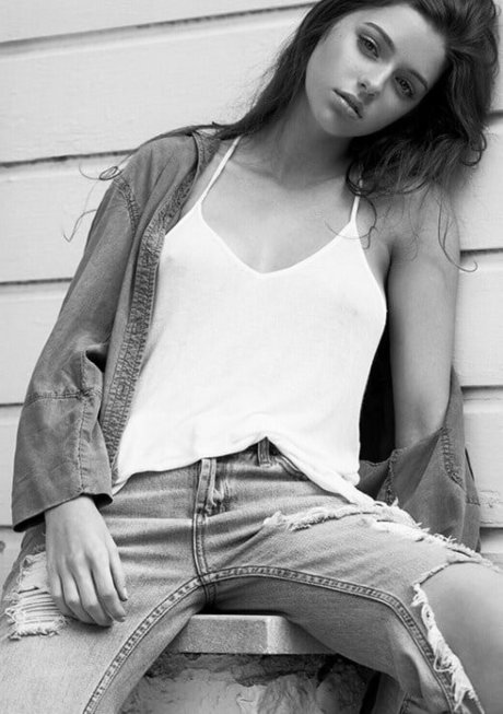 Elena Safavi model schöne galerien