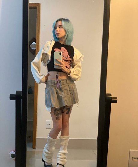 Luh Setra model nackt bilder