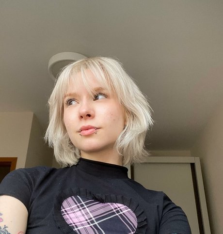 Luh Setra sexy nackten bild