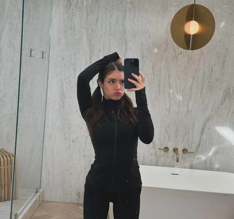 Chrissy Costanza top galerie