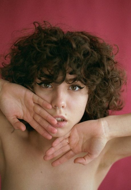 curlywiktoria schauspielerin nackt foto