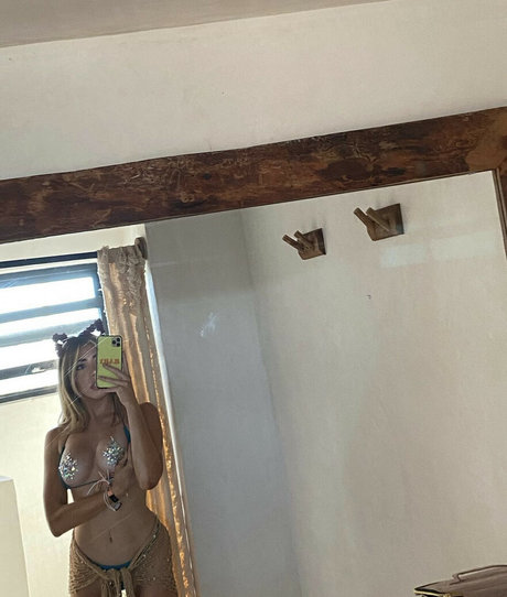 Emmy Corinne sexy heiße fotos