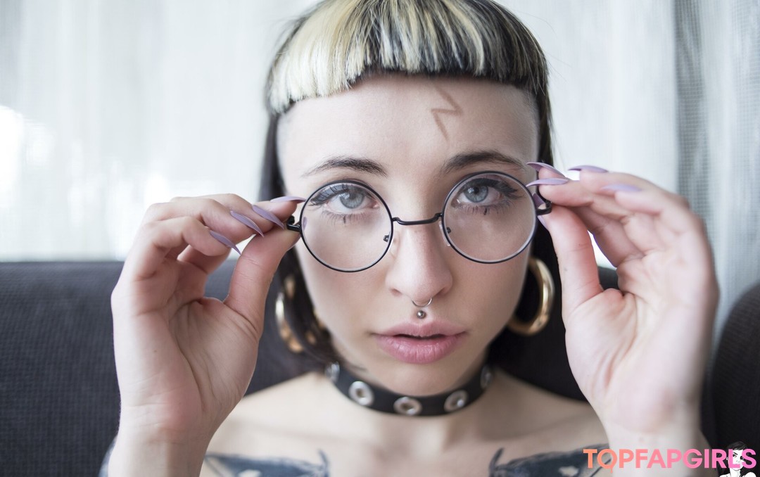 sikoisdead nacktheit schöne bild