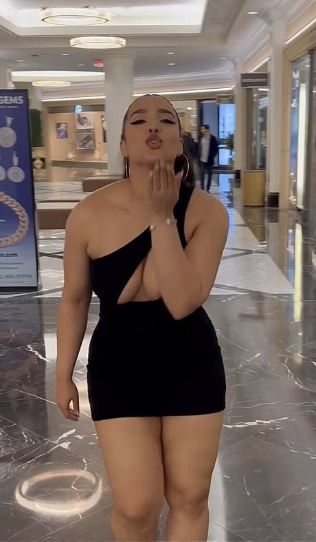 Demetria Obilor hd akt fotos