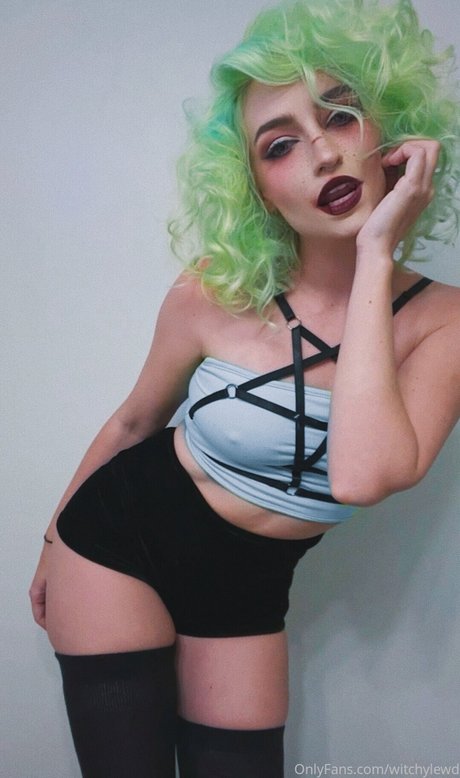 Witchy Brew schauspielerin perfekte fotos