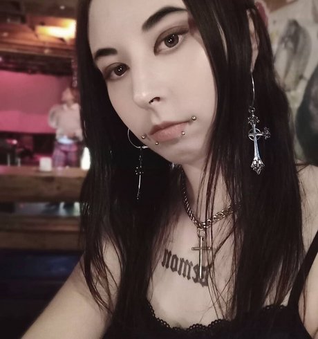 Trauma demon schauspielerin erotische bilder