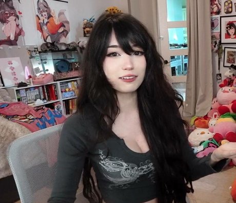 Emiru model nackte bild