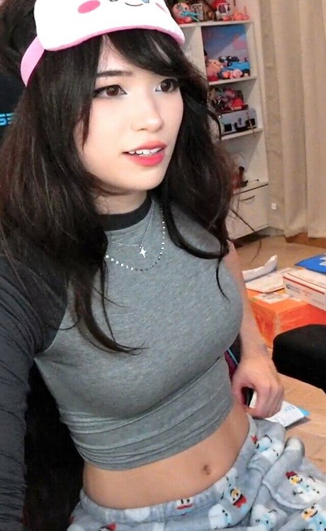 Emiru kostenlose porno fotos