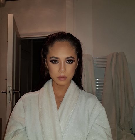 Saoirse Alicia Behzadi_ perfekte nacktheit bild