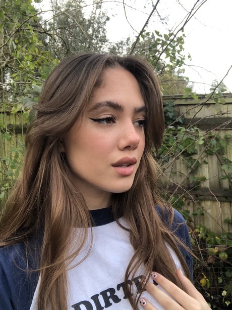 Saoirse Alicia Behzadi_ erwachsene exklusive fotos