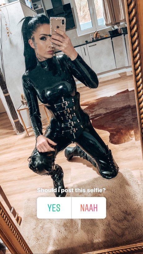 Inkedfleur_ top akt archiv