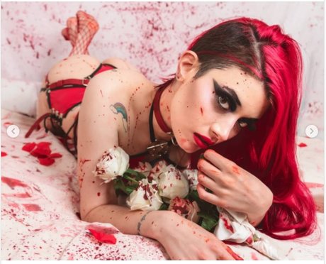 Niniah Wolfy nackt perfekte bilder