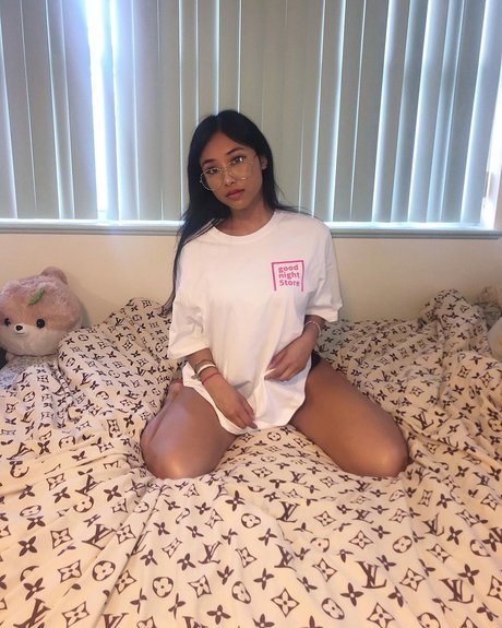 Trcy ngyn model nackte bild