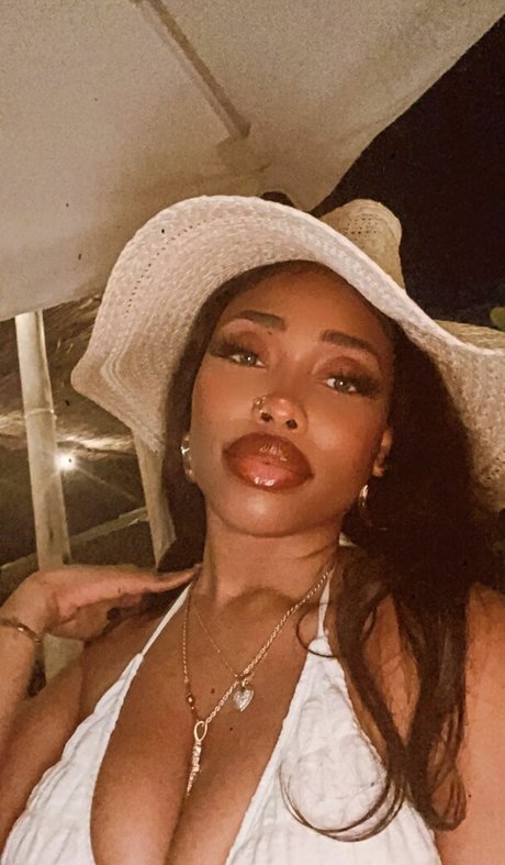 Chaotic Allure sexy hd foto