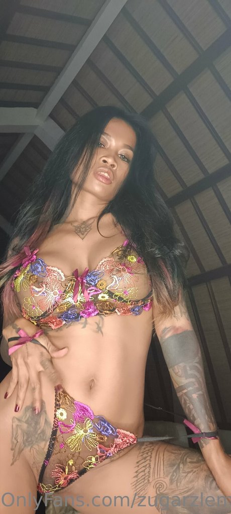 Zarah Leema hübsche erwachsene fotos