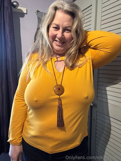 Nikkynylee hübsche erwachsene bilder