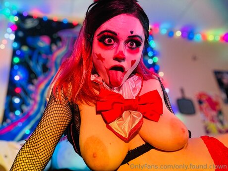 Only Found Clown model nacktheit fotos