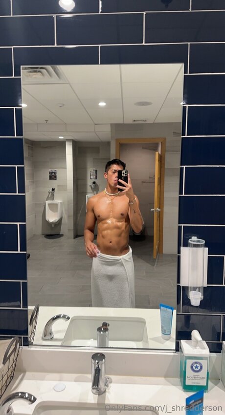 J Shredderson perfekte nackte bild