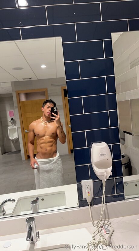 J Shredderson model nackten bild