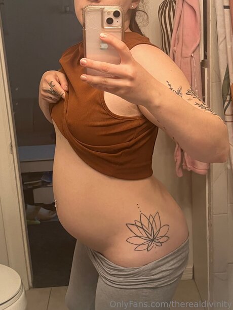 Therealdivinity top akt bild