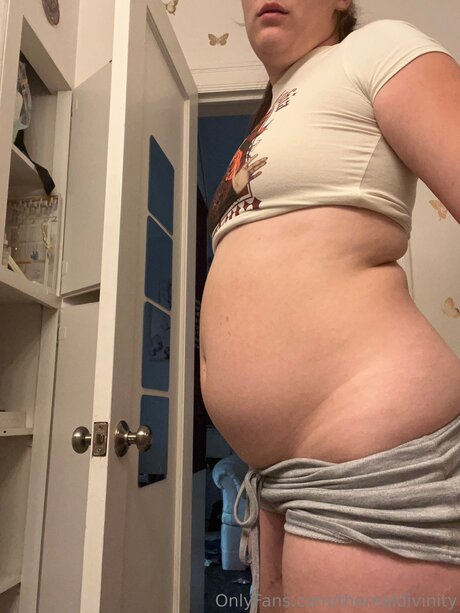 Therealdivinity akt foto