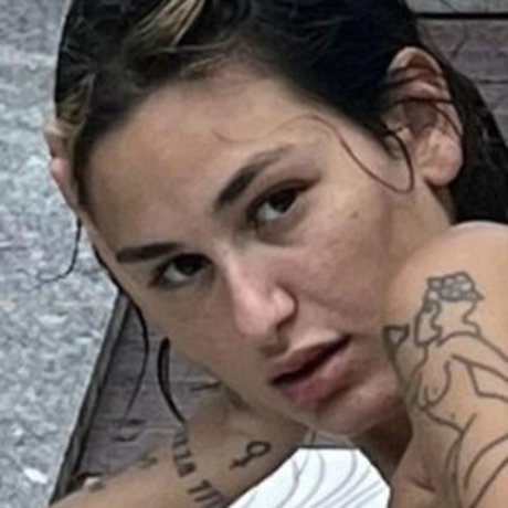 Nikairani nacktheit kostenlose foto