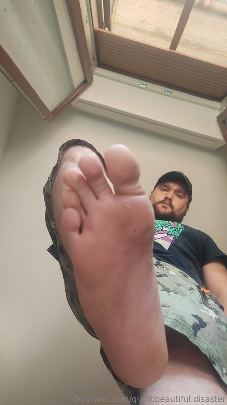 Giant Beautiful Disaster schauspielerin akt galerien