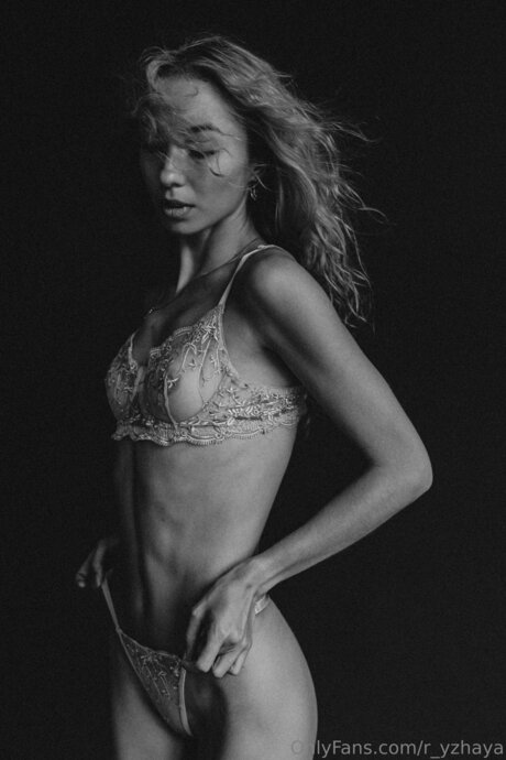 R Yzhaya hübsche porno galerie