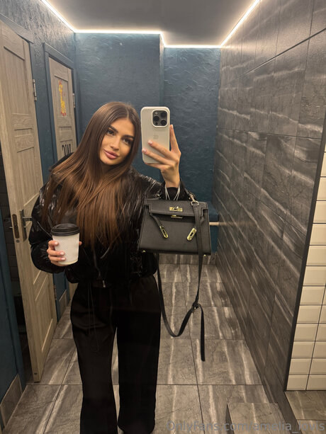 twink-onlyfans top akt bild